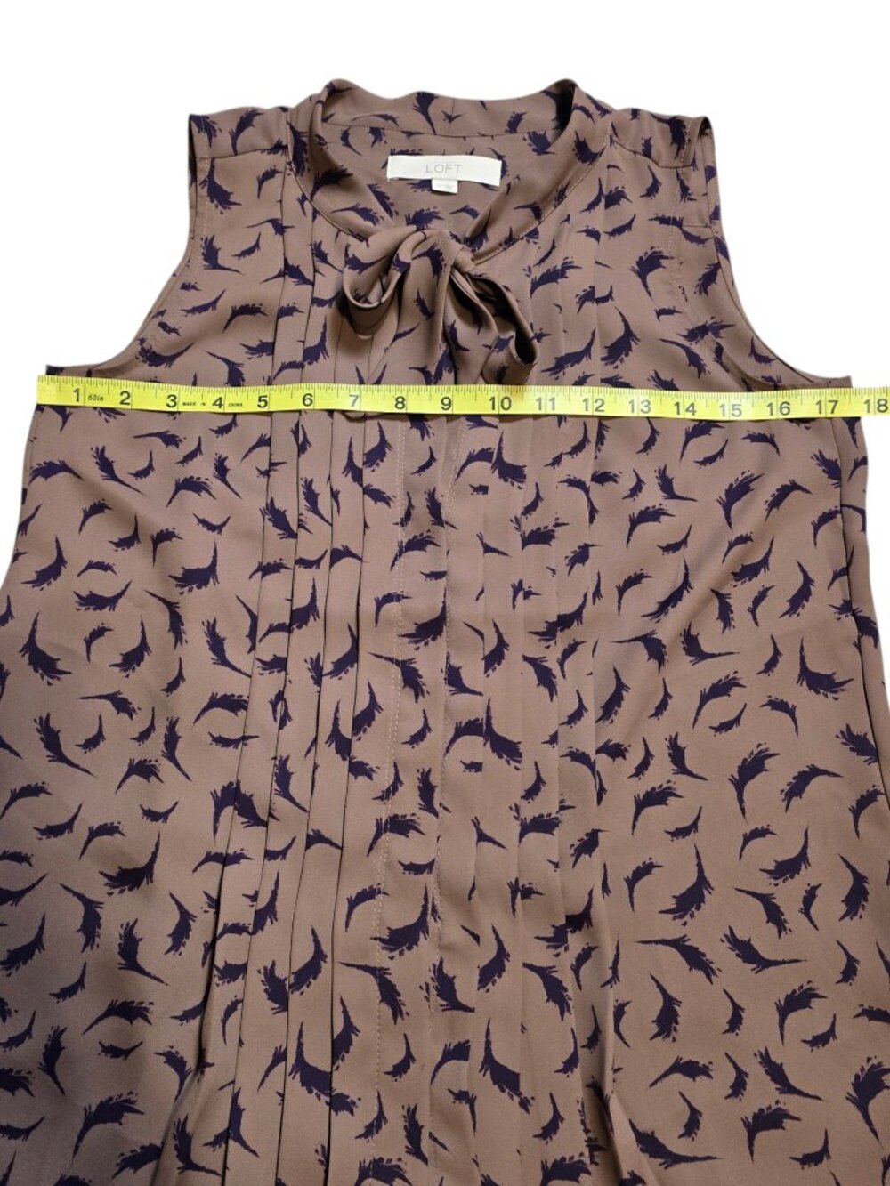 Loft Women’s Brown Sleeveless Button Up Purple Feather Pattern Tie Neck BlouseXS - Picture 5 of 12
